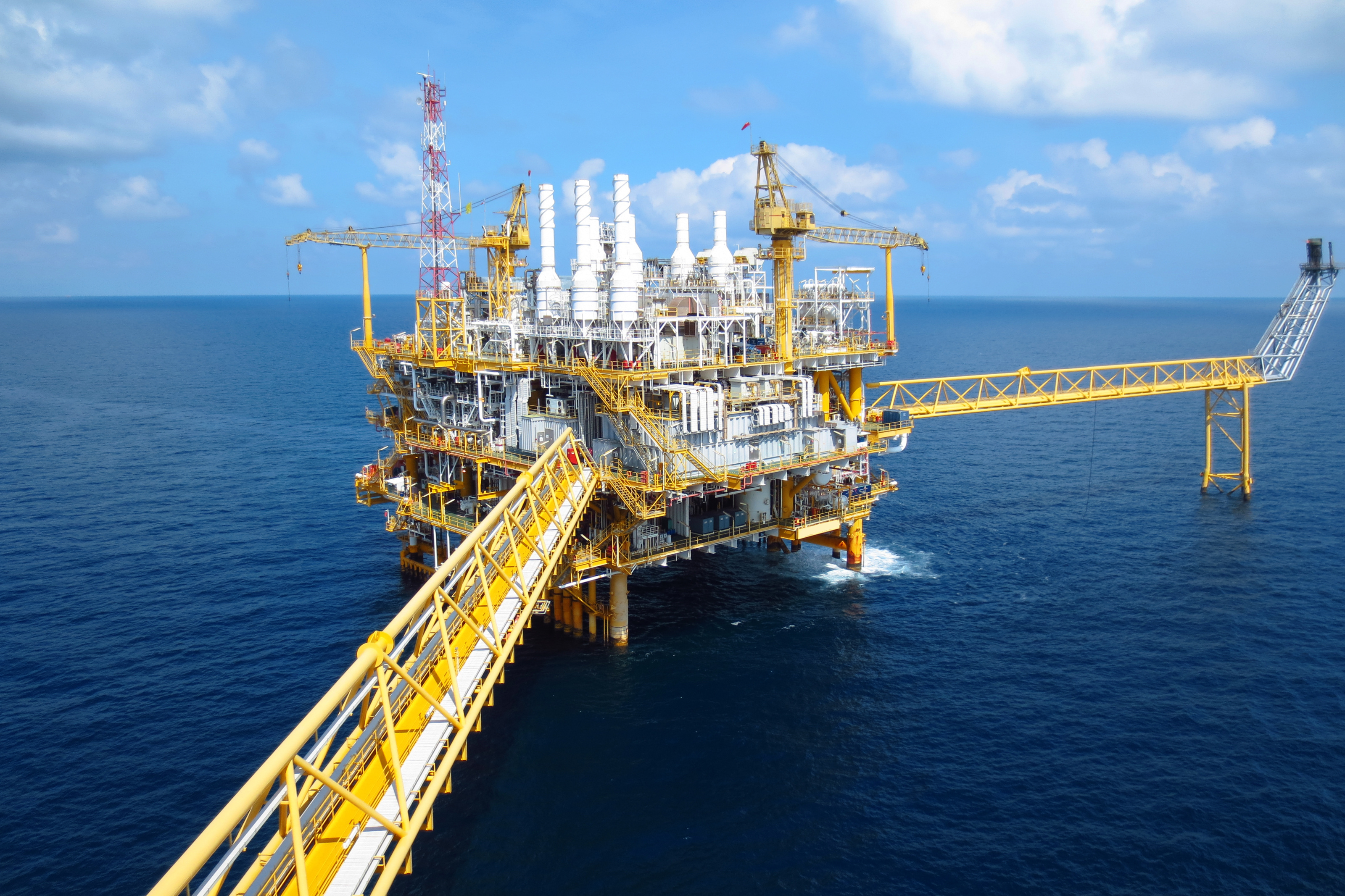 How Can VR Concretely Address Training Challenges in the Oil Industry?