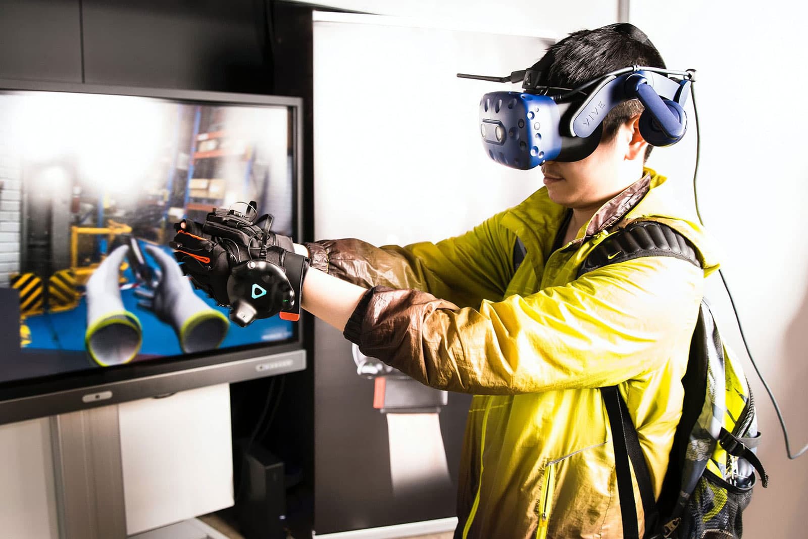 How can I train in Virtual Reality as a trainer in manual trades?